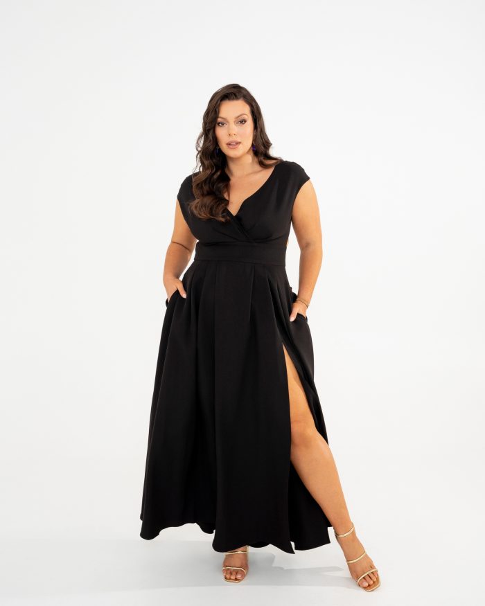 Czarna sukienka maxi plus size z dekoltem V, rozcięciem i kieszeniami