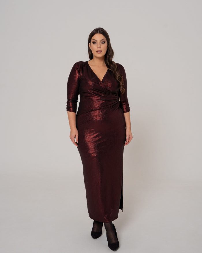 Błyszcząca bordowa sukienka maxi plus size z kopertowym dekoltem, marszczeniem i rozcięciem.