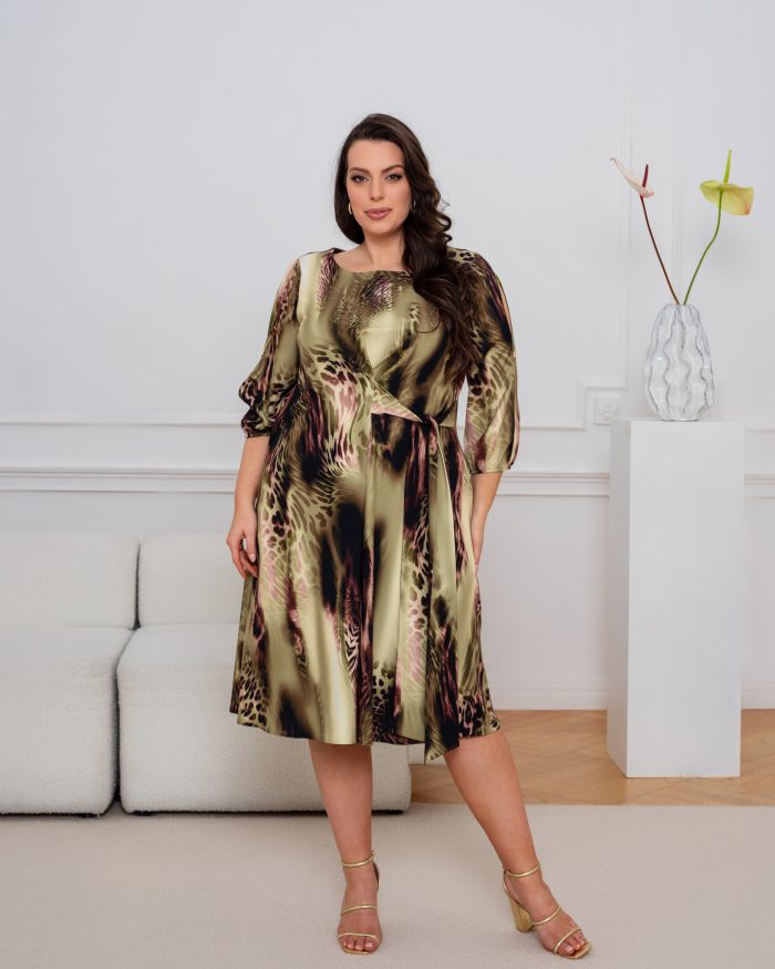 Sukienka kopertowa plus size z bufiastymi rękawami 3/4 w zwierzęcy wzór oliwkowej zieleni i brązu