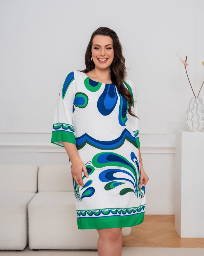 Biała wzorzysta sukienka plus size z luźnym krojem, rękawami 3/4, w zielono-niebieskie motywy.