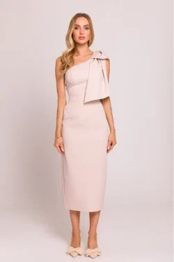 Elegancka sukienka midi w kolorze pudrowego różu z asymetrycznym dekoltem i kokardą na ramieniu