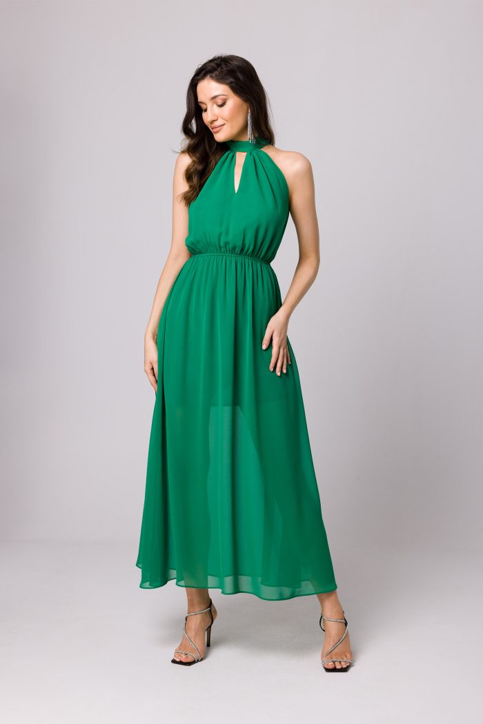 Kobieta w zielonej sukience maxi z dekoltem halter i elastyczną talią, elegancki krój