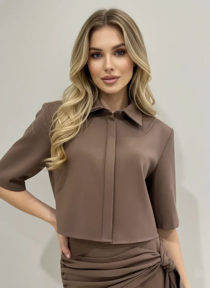 Kobieta w eleganckim brązowym komplecie: koszula z kołnierzykiem i drapowana spódnica z węzłem