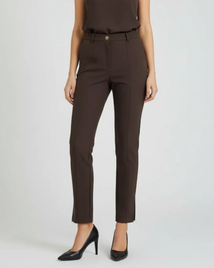 IMAGE Ciemnobrązowe eleganckie spodnie damskie slim-fit ze szwami, złoty guzik, czarne szpilki