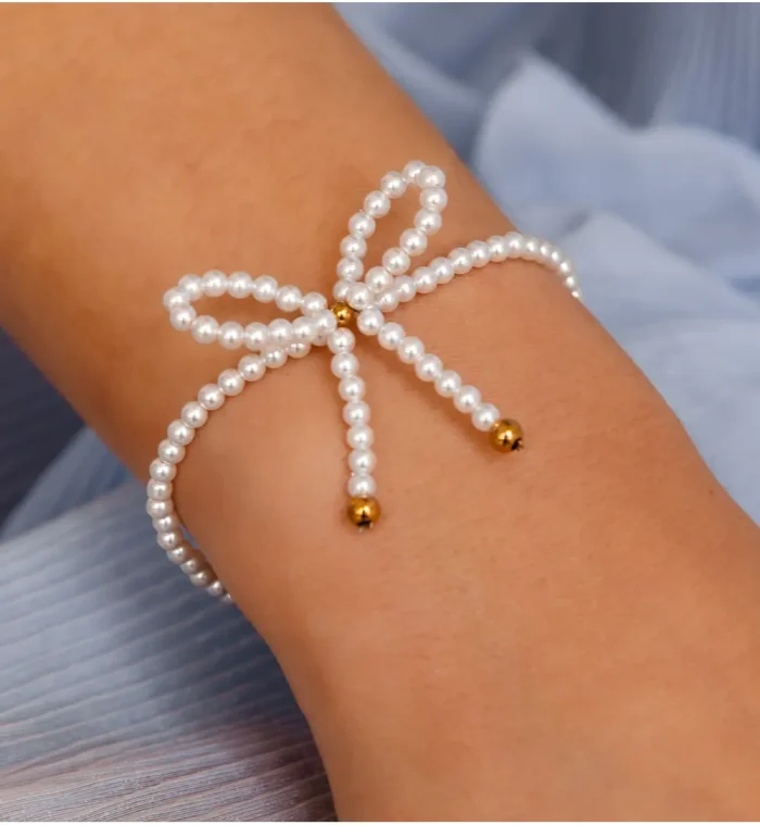 Bransoletka z perłami i kokardką