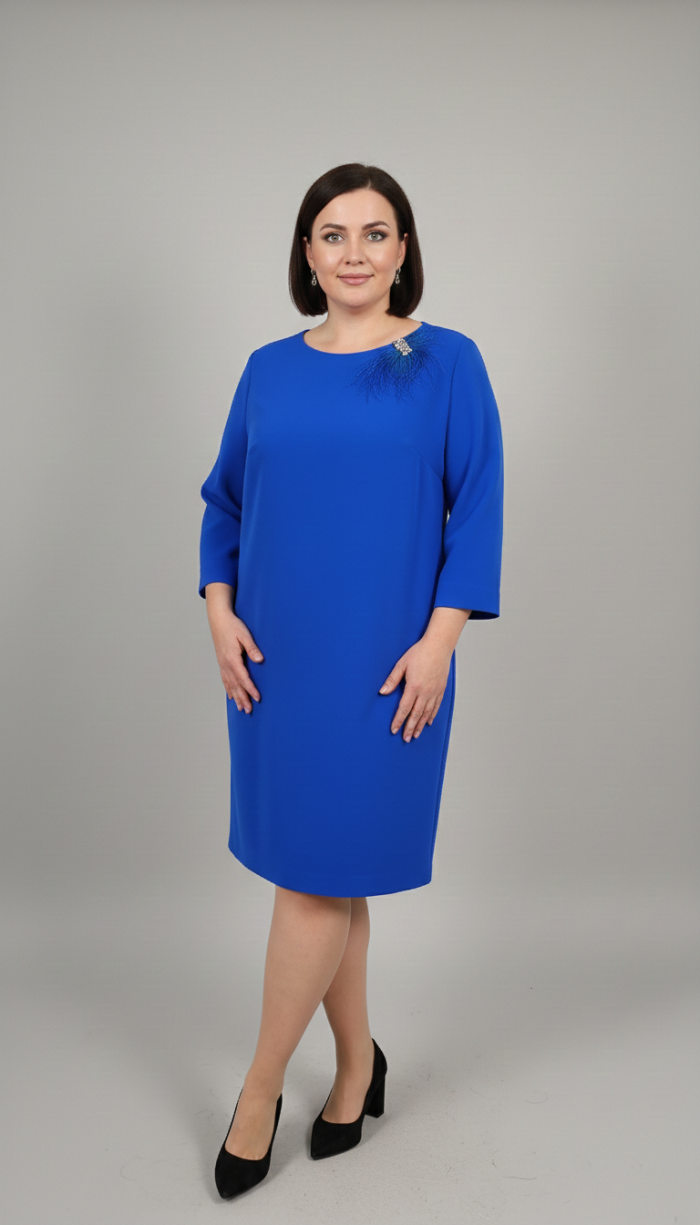 Elegancka chabrowa sukienka plus size z prostym krojem, rękawem 3/4 i ozdobną broszką