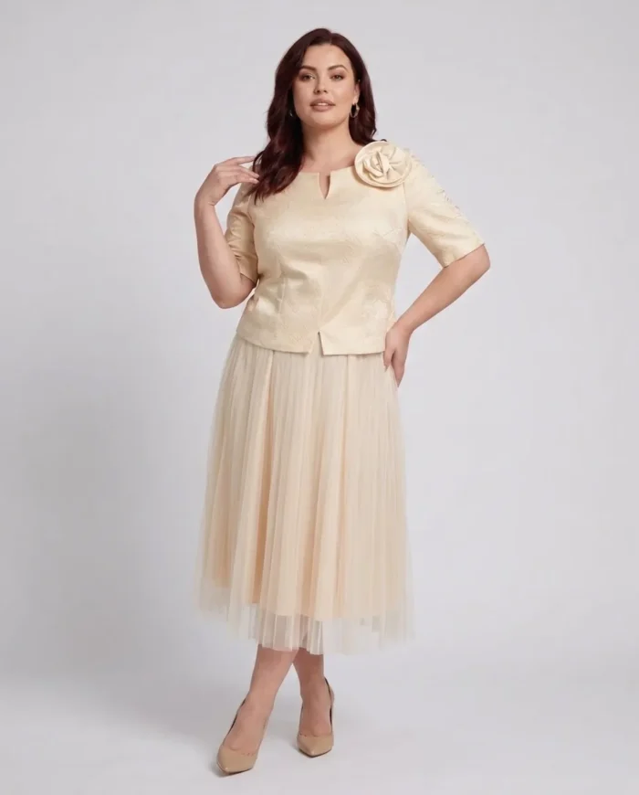 Elegancki komplet plus size: kremowa bluzka z kwiatem, plisowana tiulowa spódnica midi